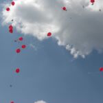 Schwebende Ballons mit Glückwunschkarten Heliumballons
