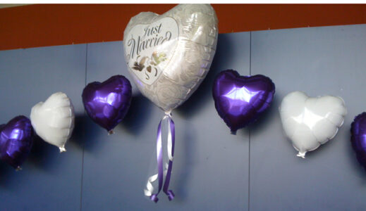 lila weiße Ballons