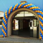Ballonbogen aus luftgefüllten Ballons blau orange Torbogen mit Luftballons