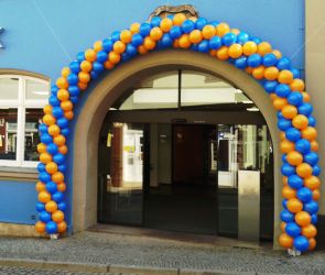Torbogen mit Luftballons