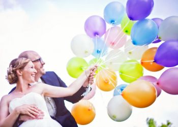Brautpaar lässt Ballons fliegen