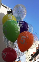 Konfettiballons und Zahlenballons kombiniert