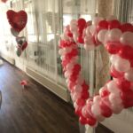 verschiedene Dekoelemente zur Hochzeit:
schwebende Folienballons an einem Gewicht und 2 große Standherzen Hochzeitsdekoration
