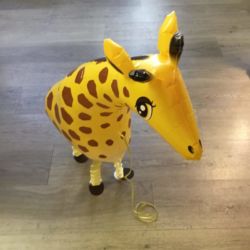 Giraffe als laufender Ballon