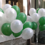 weiße Just Married und grüne unbedruckte Ballons,
heliumgefüllt an einem Gewicht schwebende Ballons zur Hochzeit