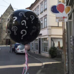 Riesenballon mit Konfetti (pink oder blau)
mit Helium gefüllt an einem Gewicht Geschlechterbestimmung